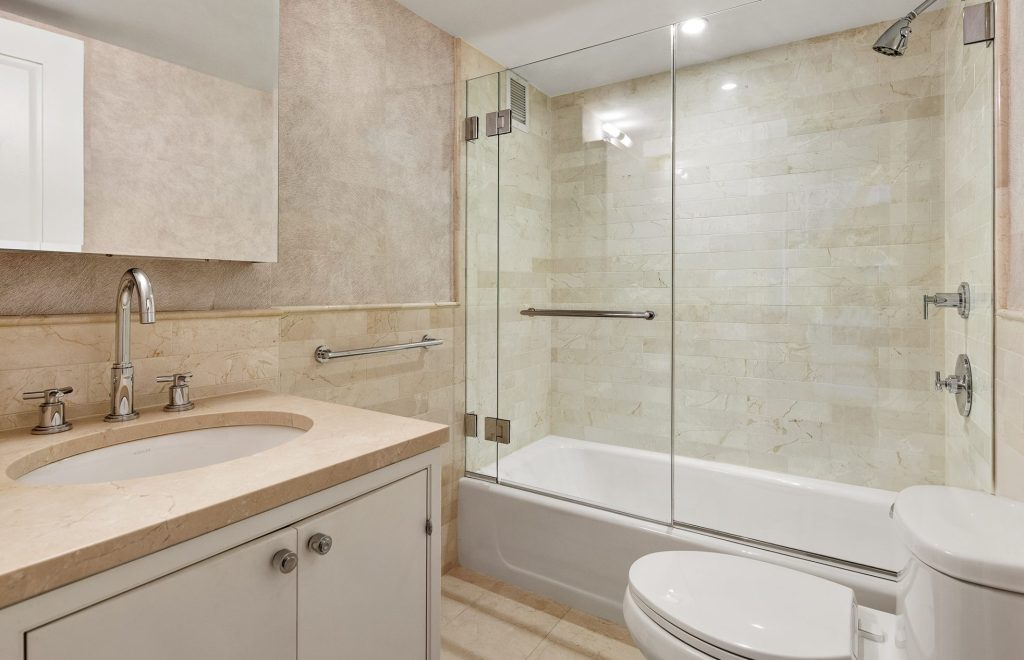 ale_3357-pano-web-2nd-bath