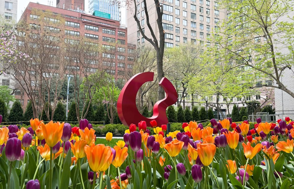 new-garden-red-sculpture